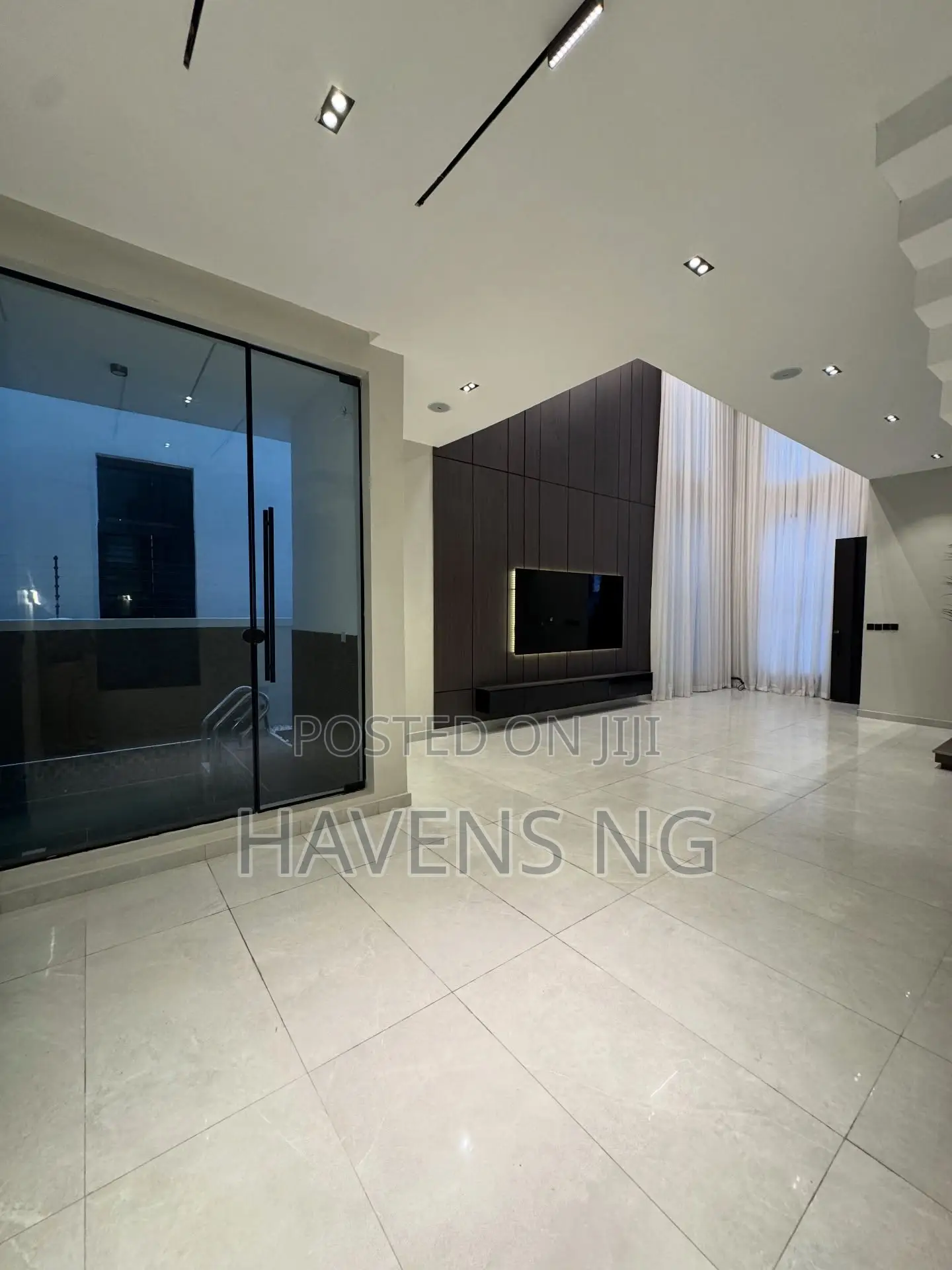5bdrm Duplex in Chevron for sale