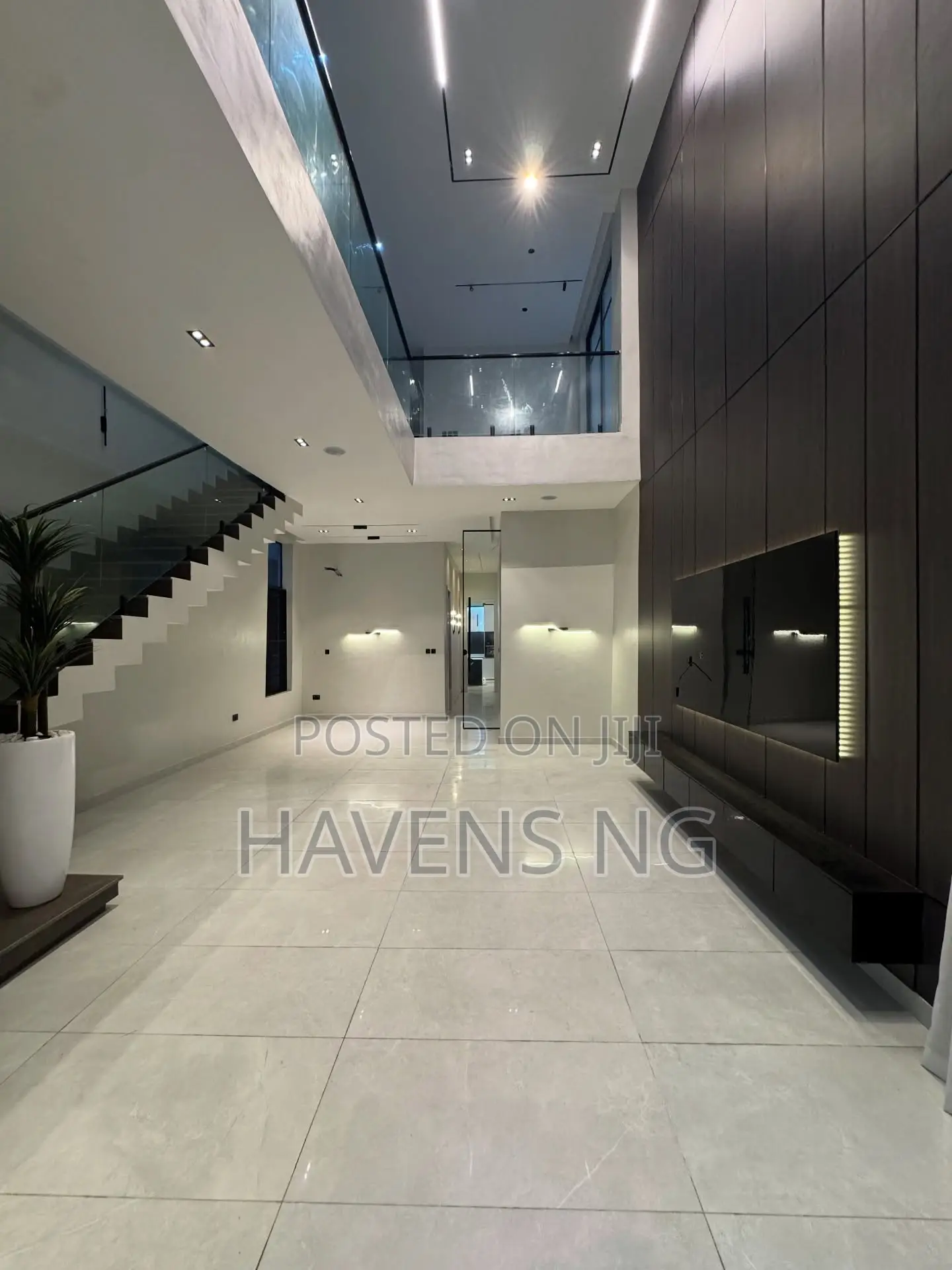 5bdrm Duplex in Chevron for sale