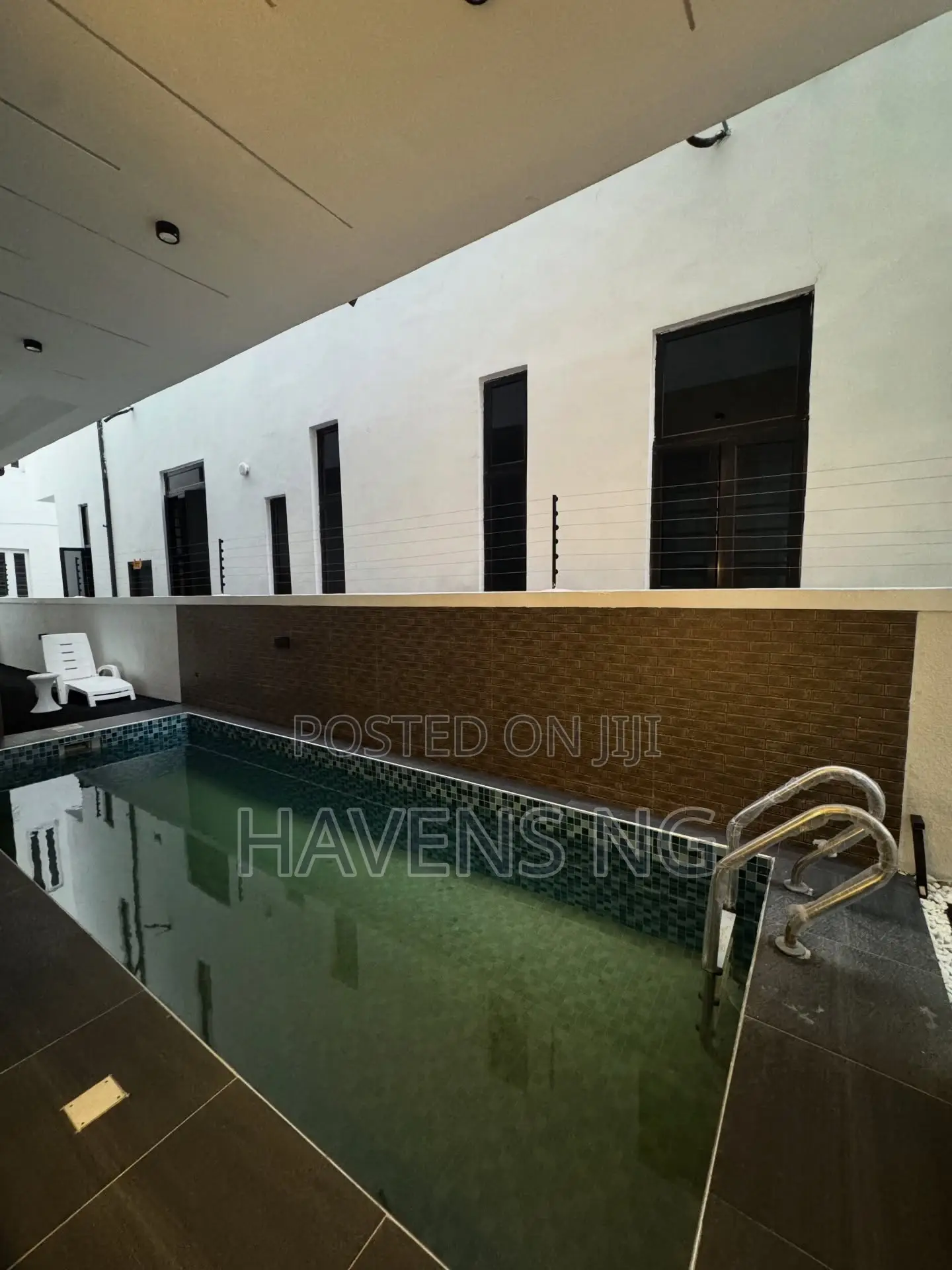 5bdrm Duplex in Chevron for sale