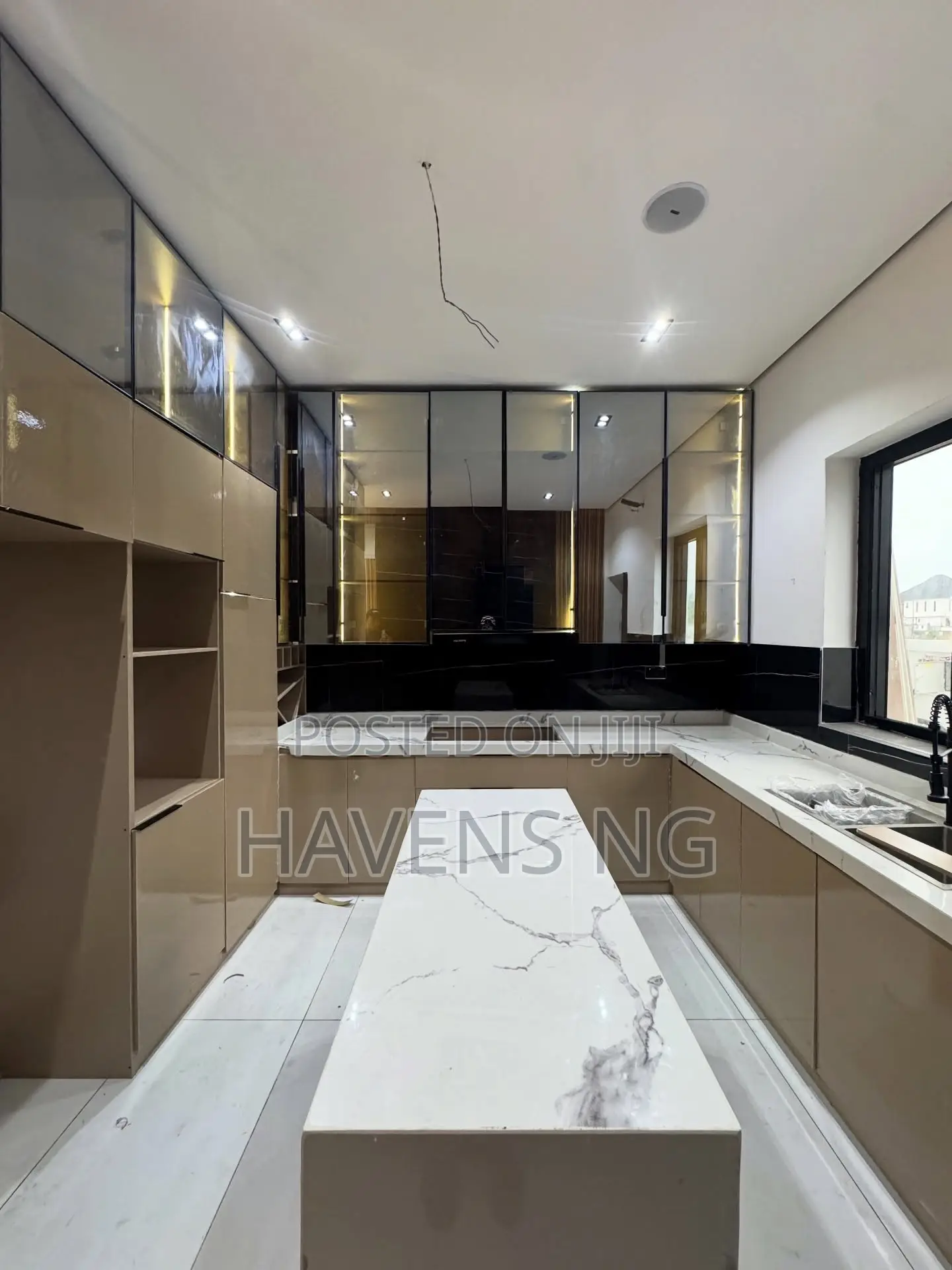 4bdrm Duplex in Chevron for sale