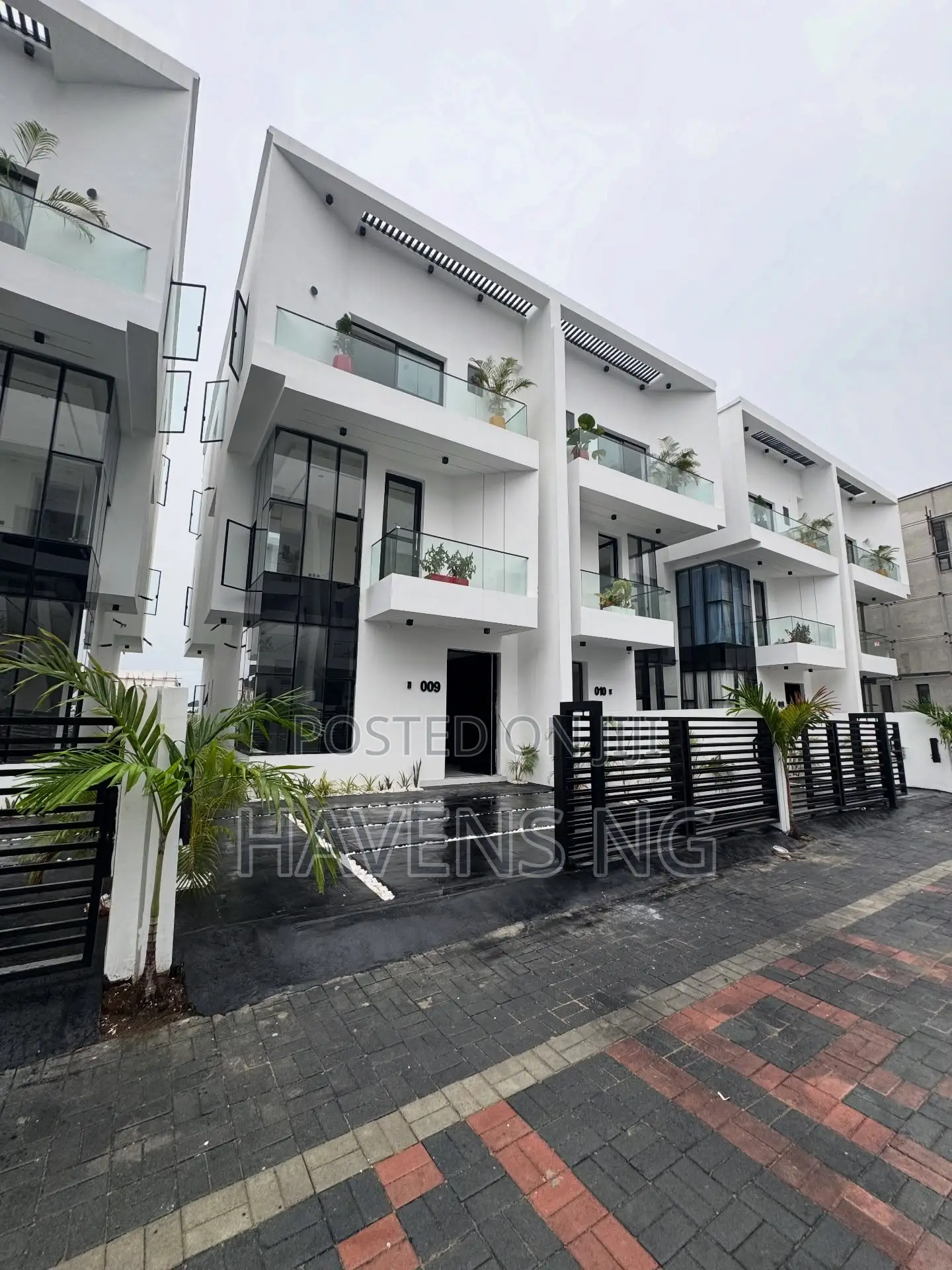4bdrm Duplex in Chevron for sale