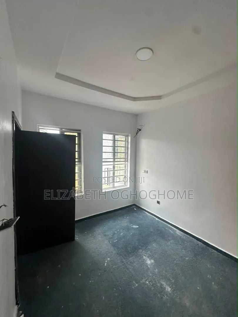4bdrm Duplex in Lafiaji for rent