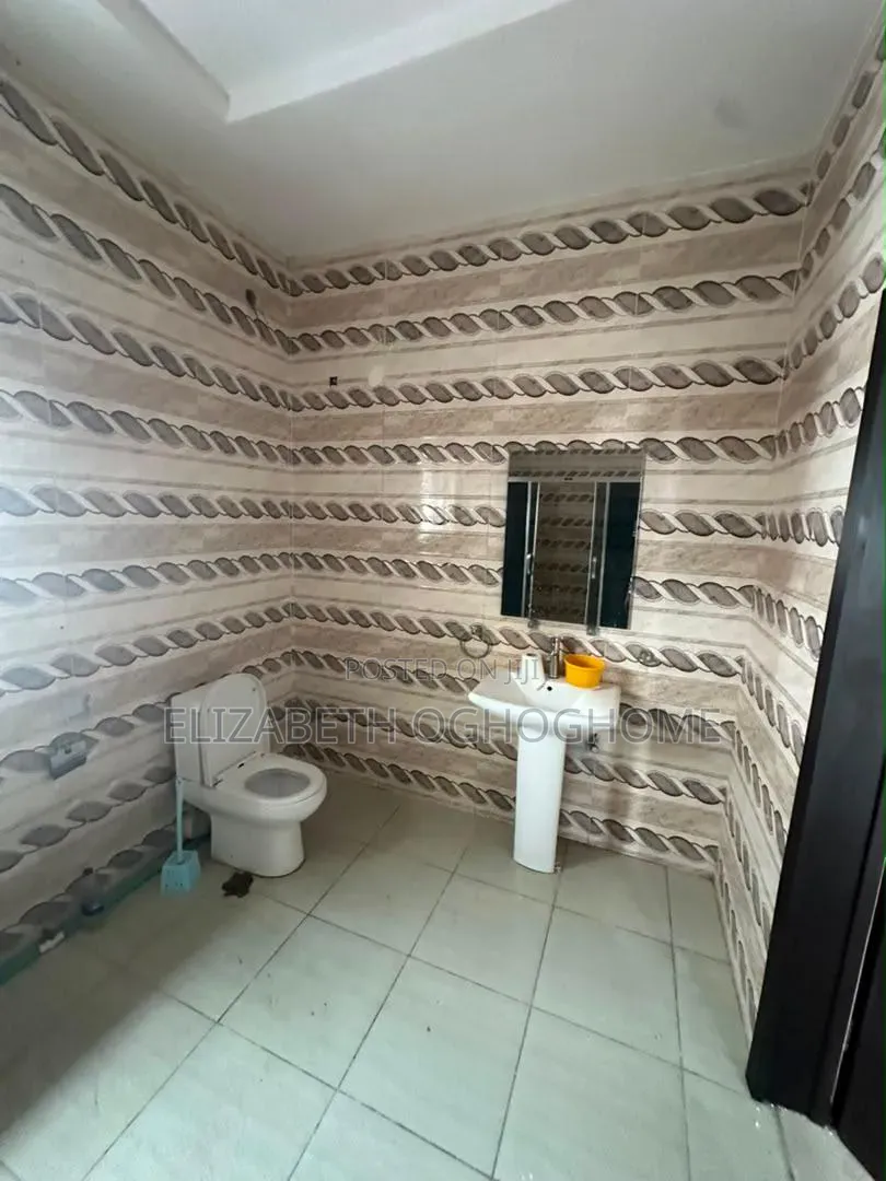 4bdrm Duplex in Lafiaji for rent