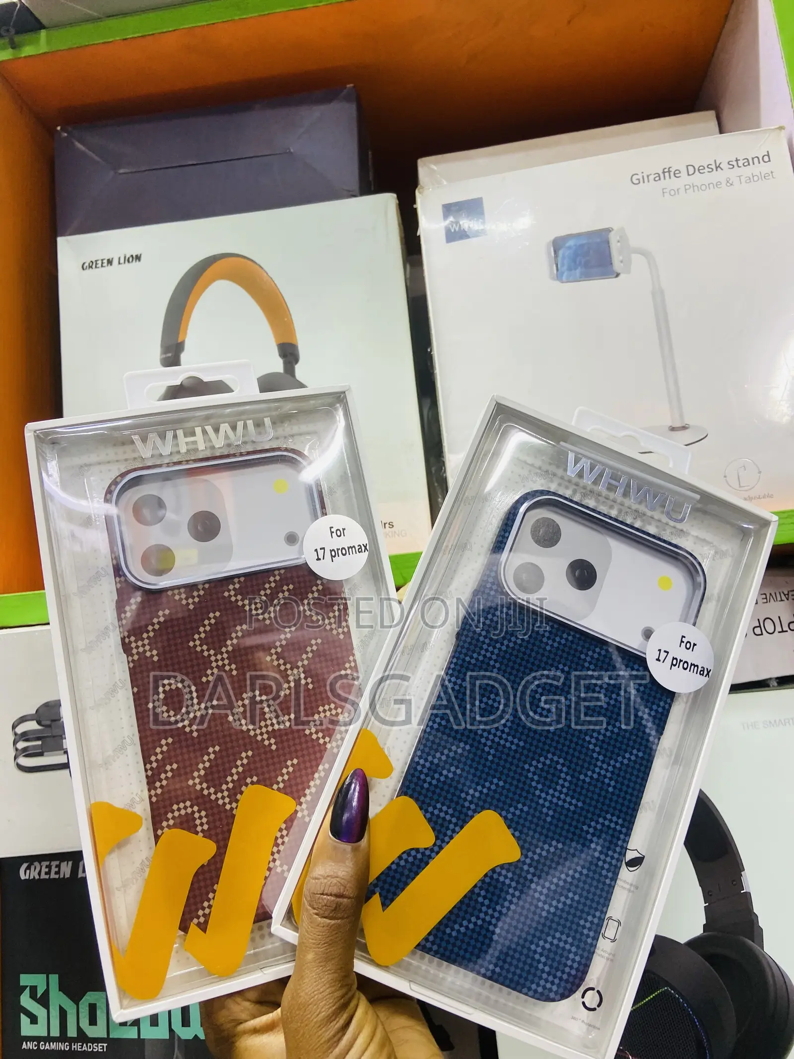 WHWU iPhone 17 Pro Max Carbon Fiber Pattern Shockproof Phone Case