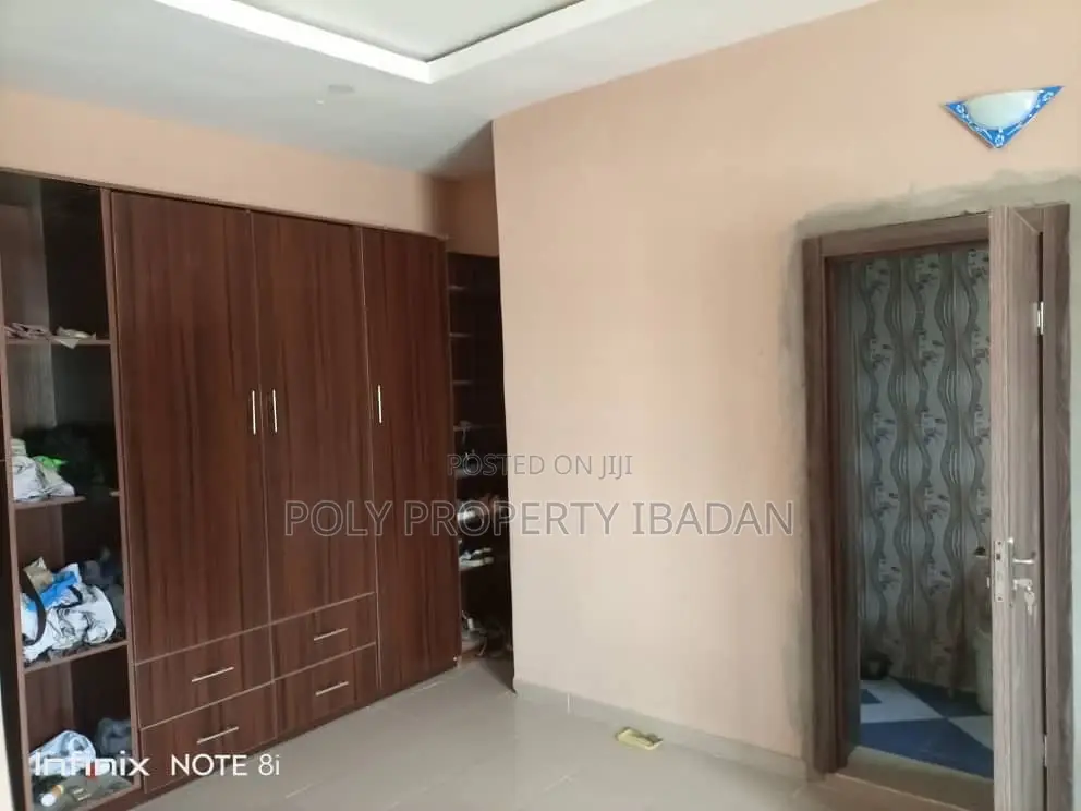 4bdrm Duplex in Jericho Gra for rent