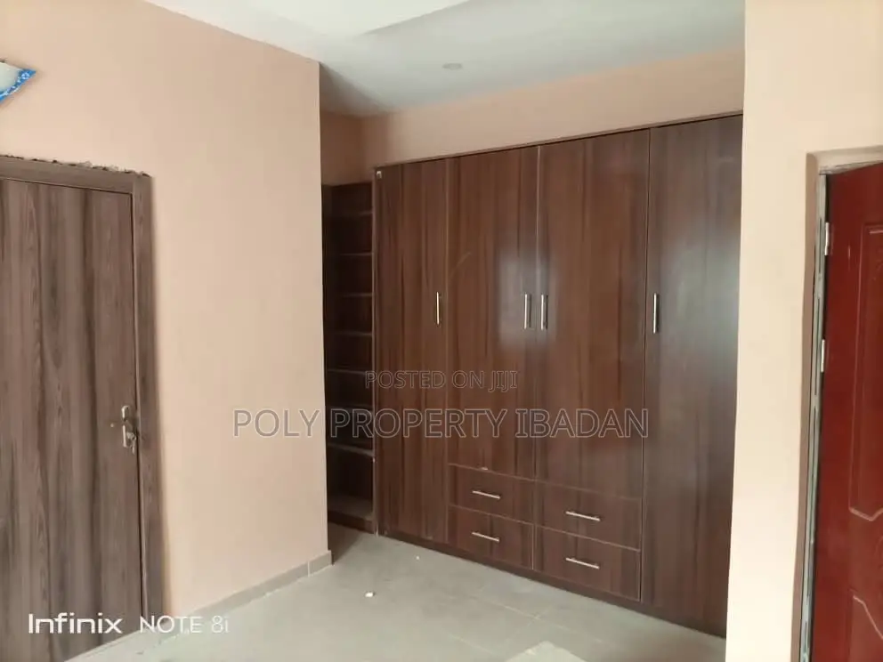 4bdrm Duplex in Jericho Gra for rent