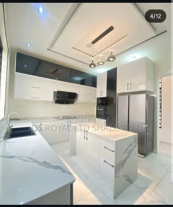 5bdrm Duplex in Chevron for sale