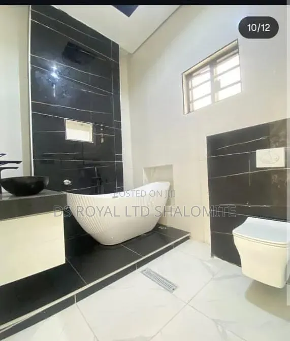 5bdrm Duplex in Chevron for sale