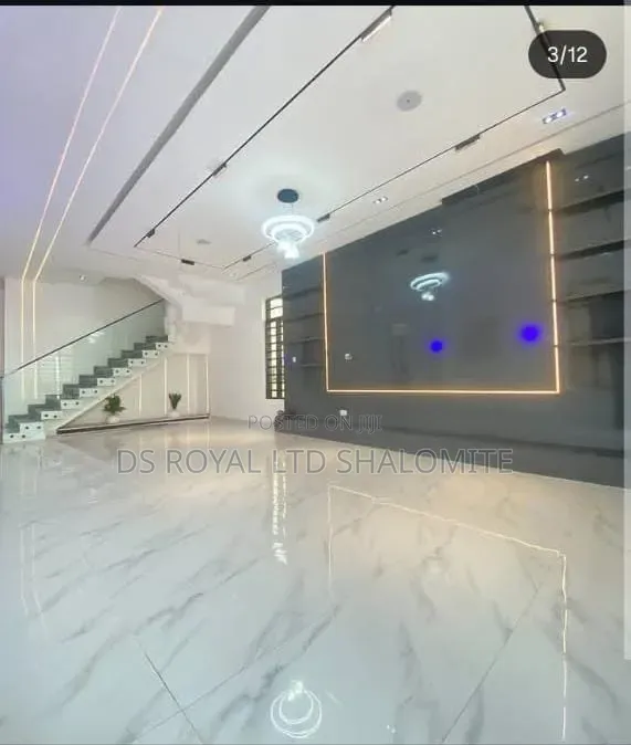 5bdrm Duplex in Chevron for sale