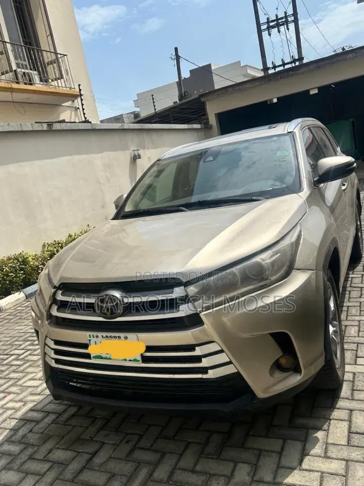 Toyota Highlander XLE 4dr SUV AWD (3.5L 6cyl 6A) 2015 Gold