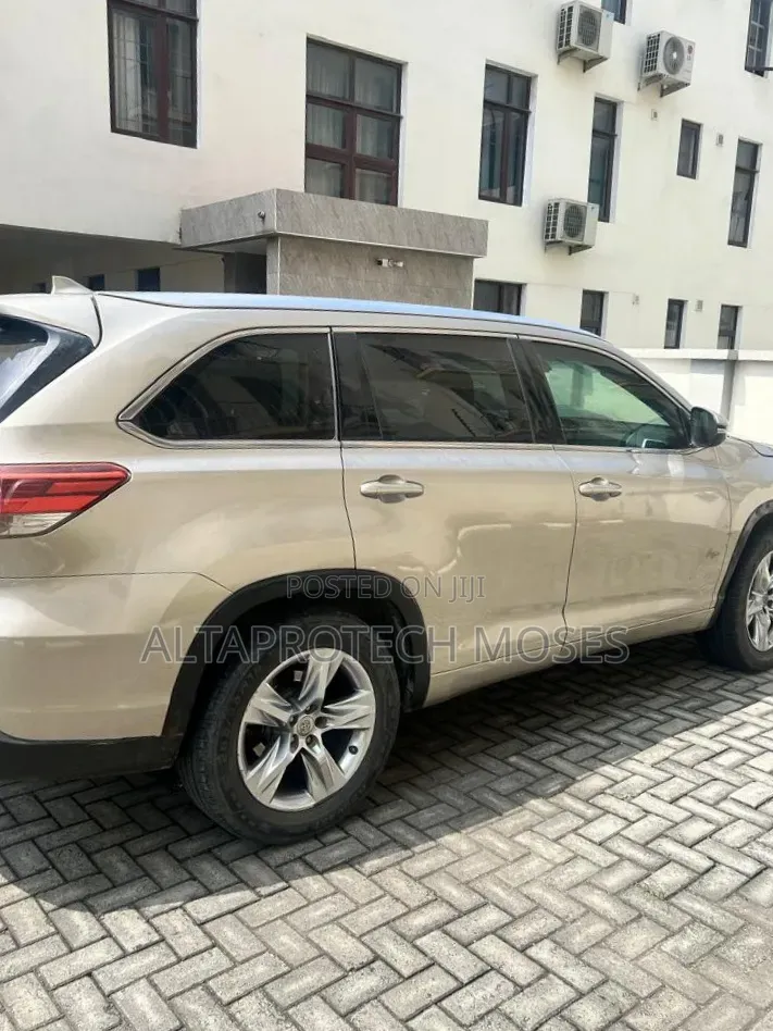 Toyota Highlander XLE 4dr SUV AWD (3.5L 6cyl 6A) 2015 Gold