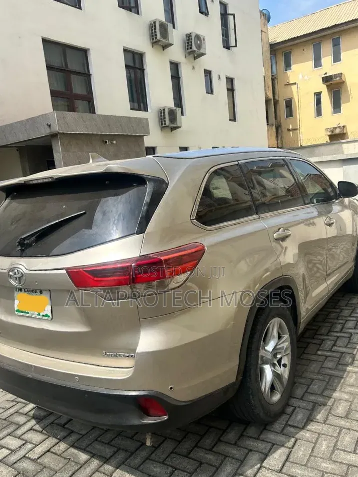 Toyota Highlander XLE 4dr SUV AWD (3.5L 6cyl 6A) 2015 Gold