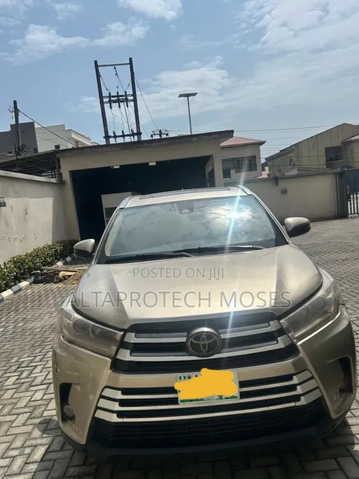 Toyota Highlander XLE 4dr SUV AWD (3.5L 6cyl 6A) 2015 Gold