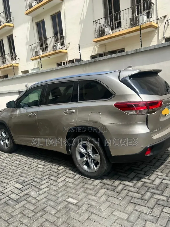 Toyota Highlander XLE 4dr SUV AWD (3.5L 6cyl 6A) 2015 Gold