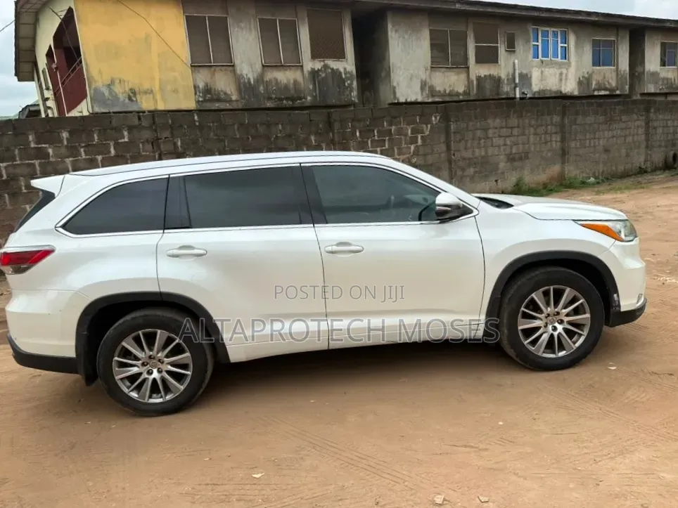 Toyota Highlander XLE 4dr SUV AWD (3.5L 6cyl 6A) 2015 White