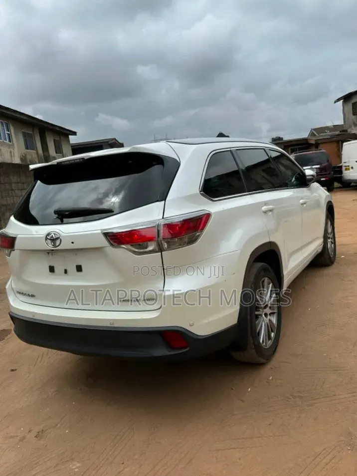 Toyota Highlander XLE 4dr SUV AWD (3.5L 6cyl 6A) 2015 White
