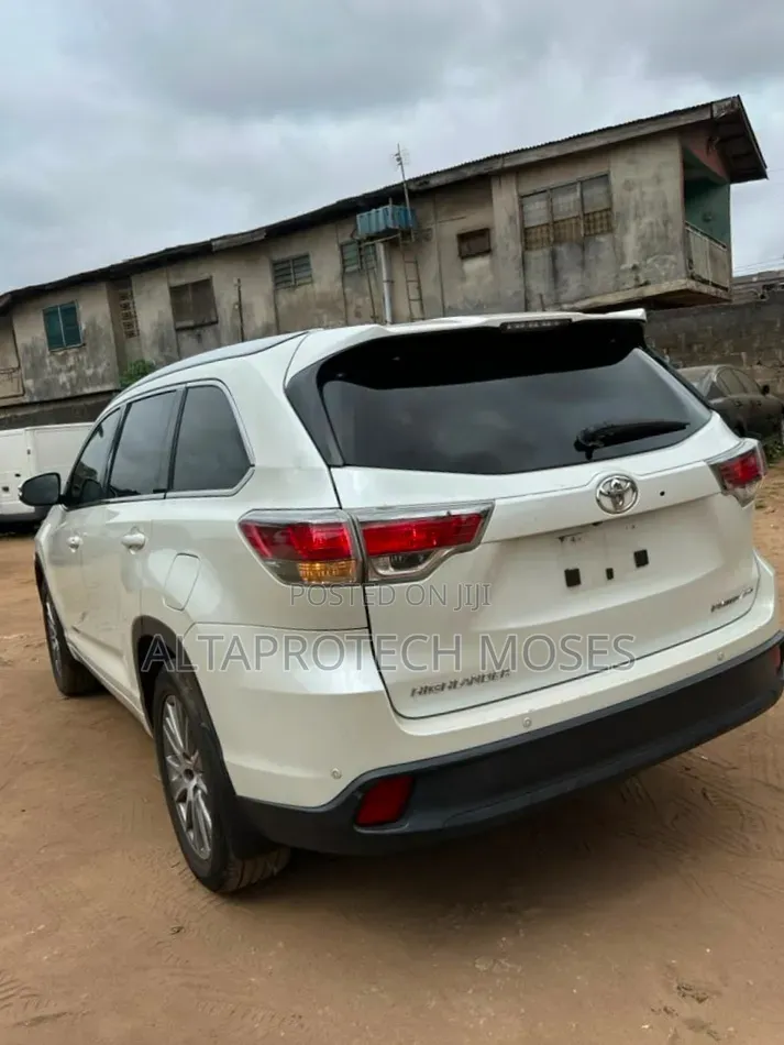 Toyota Highlander XLE 4dr SUV AWD (3.5L 6cyl 6A) 2015 White
