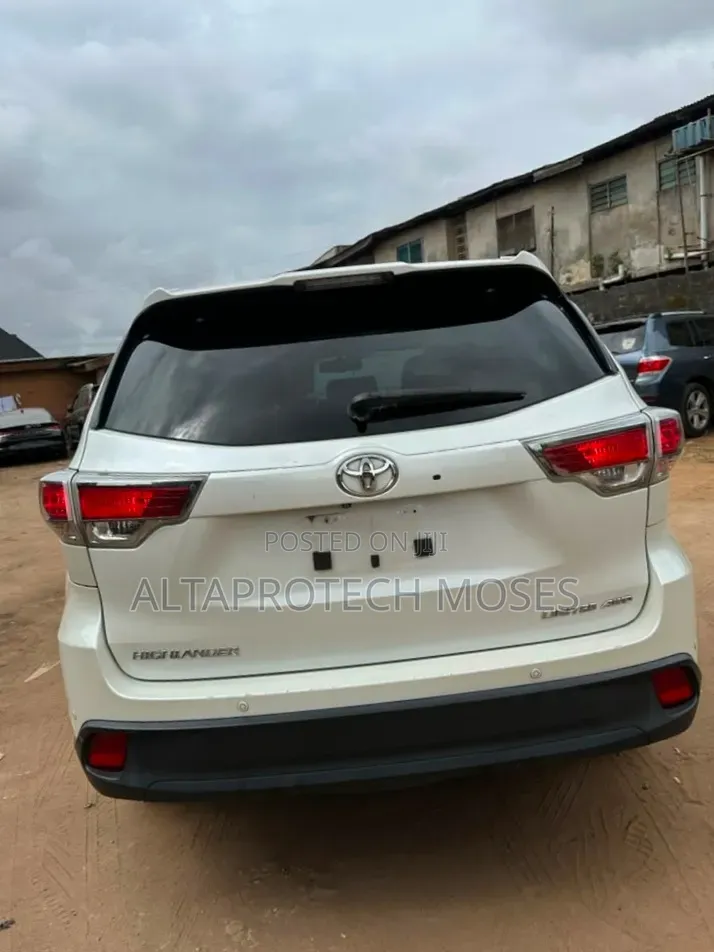 Toyota Highlander XLE 4dr SUV AWD (3.5L 6cyl 6A) 2015 White