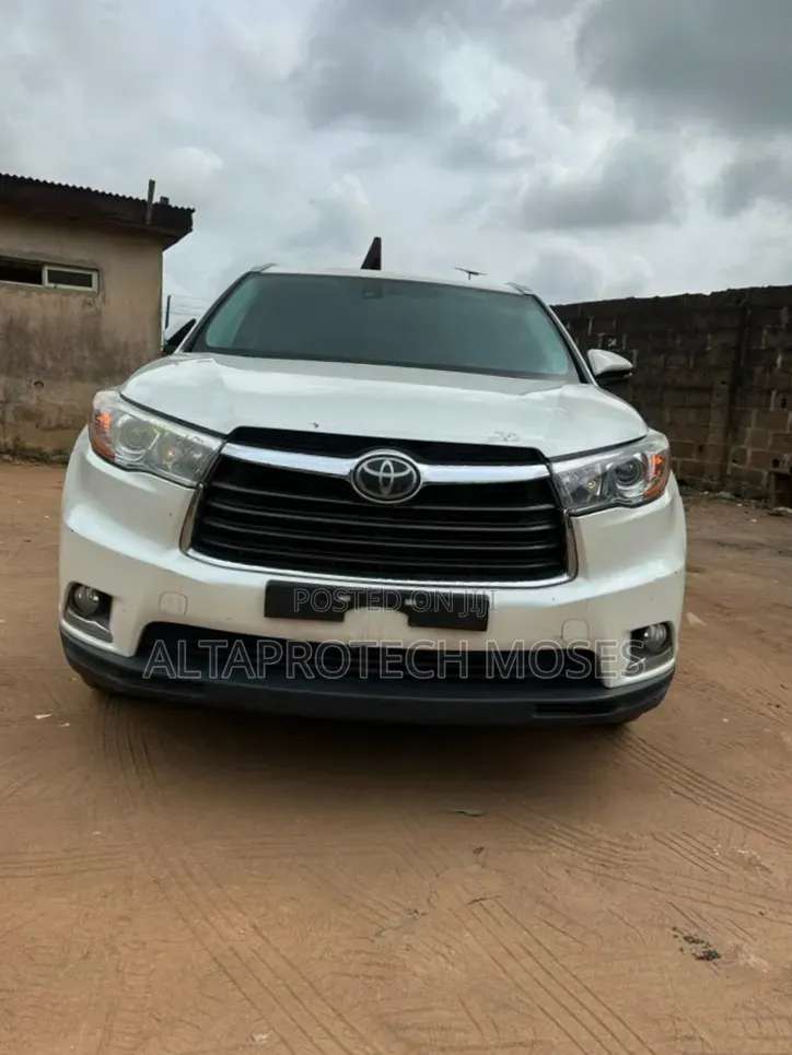 Toyota Highlander XLE 4dr SUV AWD (3.5L 6cyl 6A) 2015 White