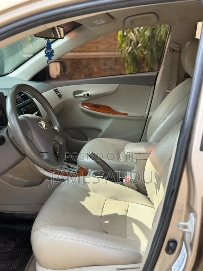 Toyota Corolla 2010 Gold