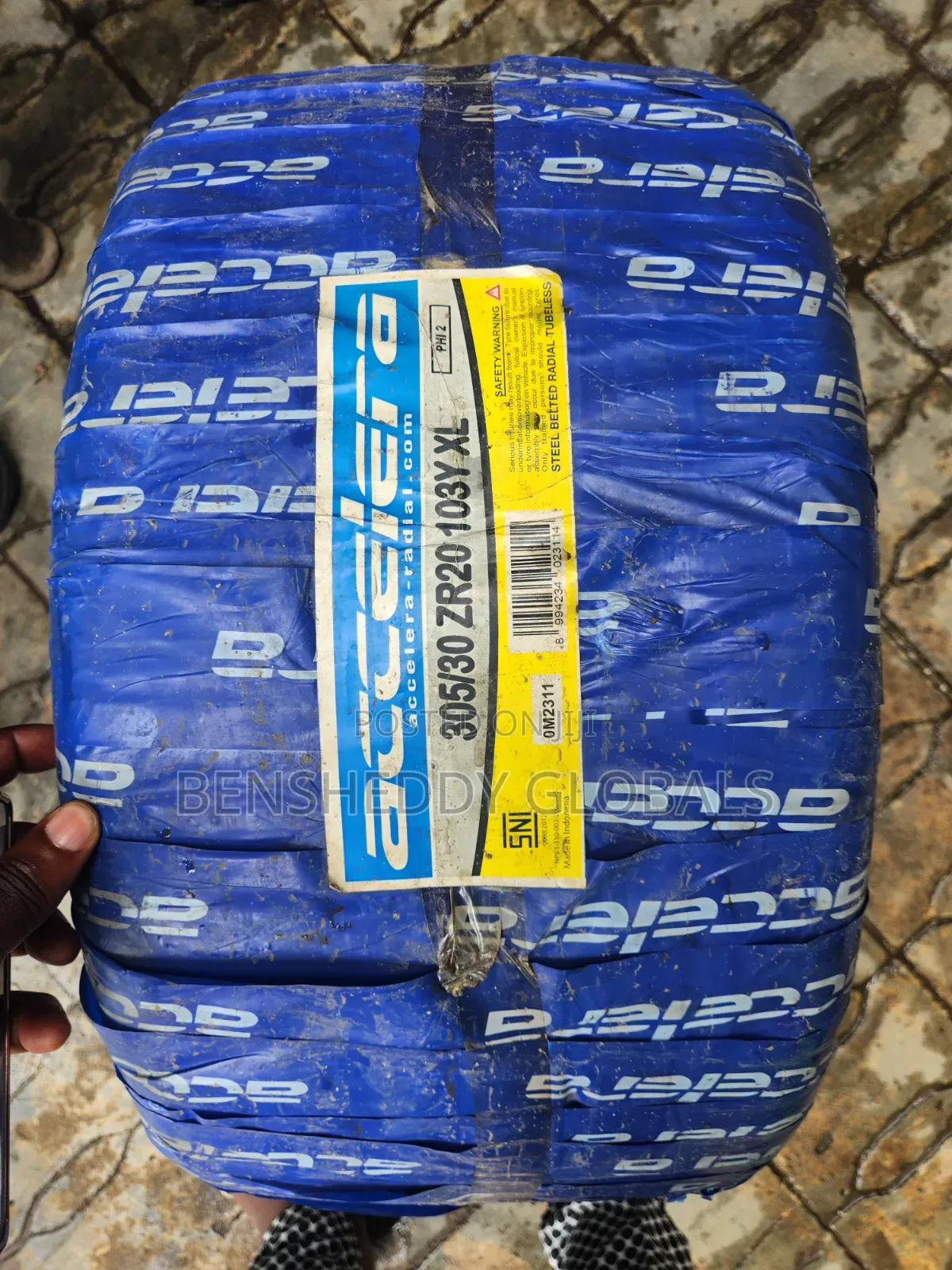 305/30r20 Accelera Original