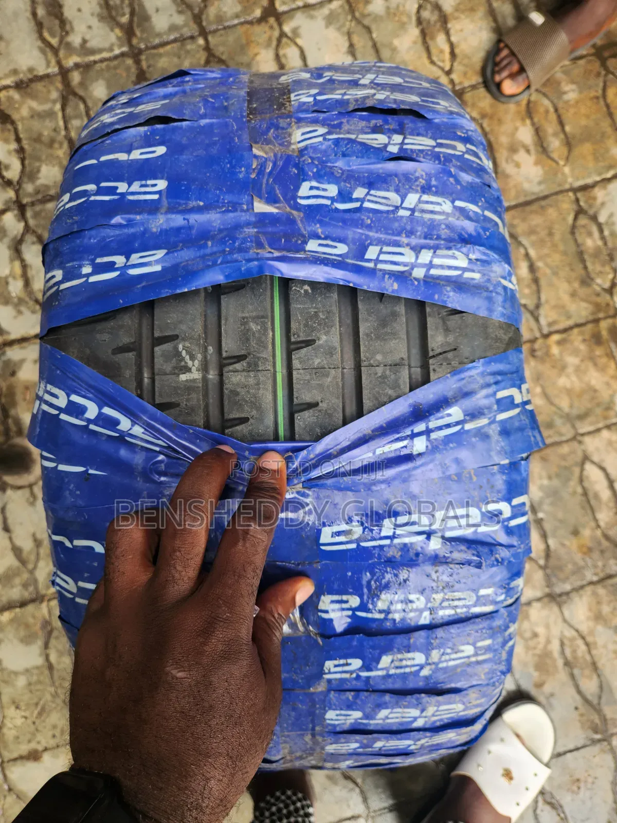 305/30r20 Accelera Original