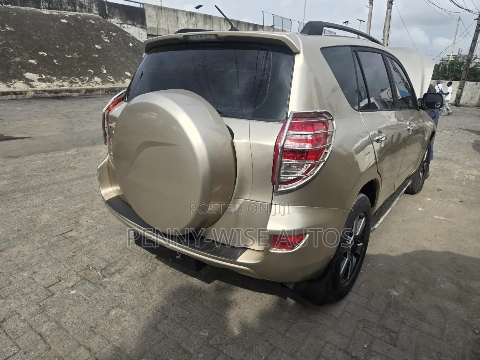 Toyota RAV4 2011 Gold