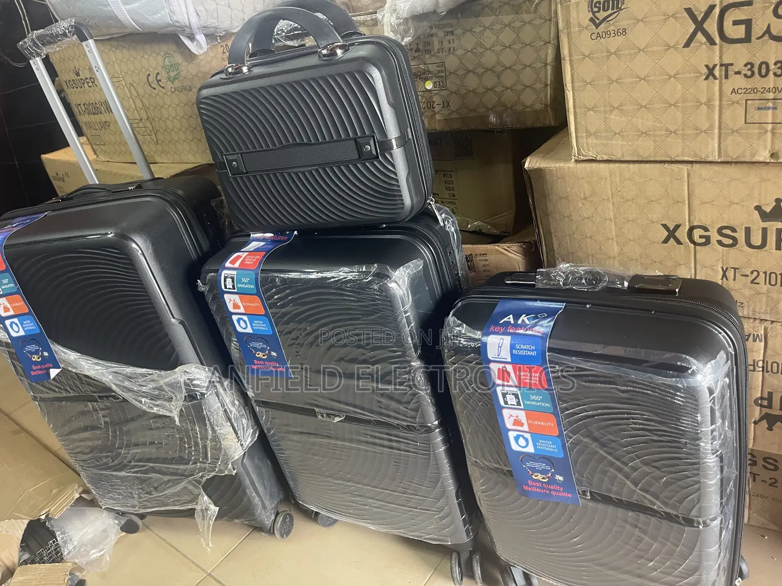  Cute 4-in-1 Black Luggage Set