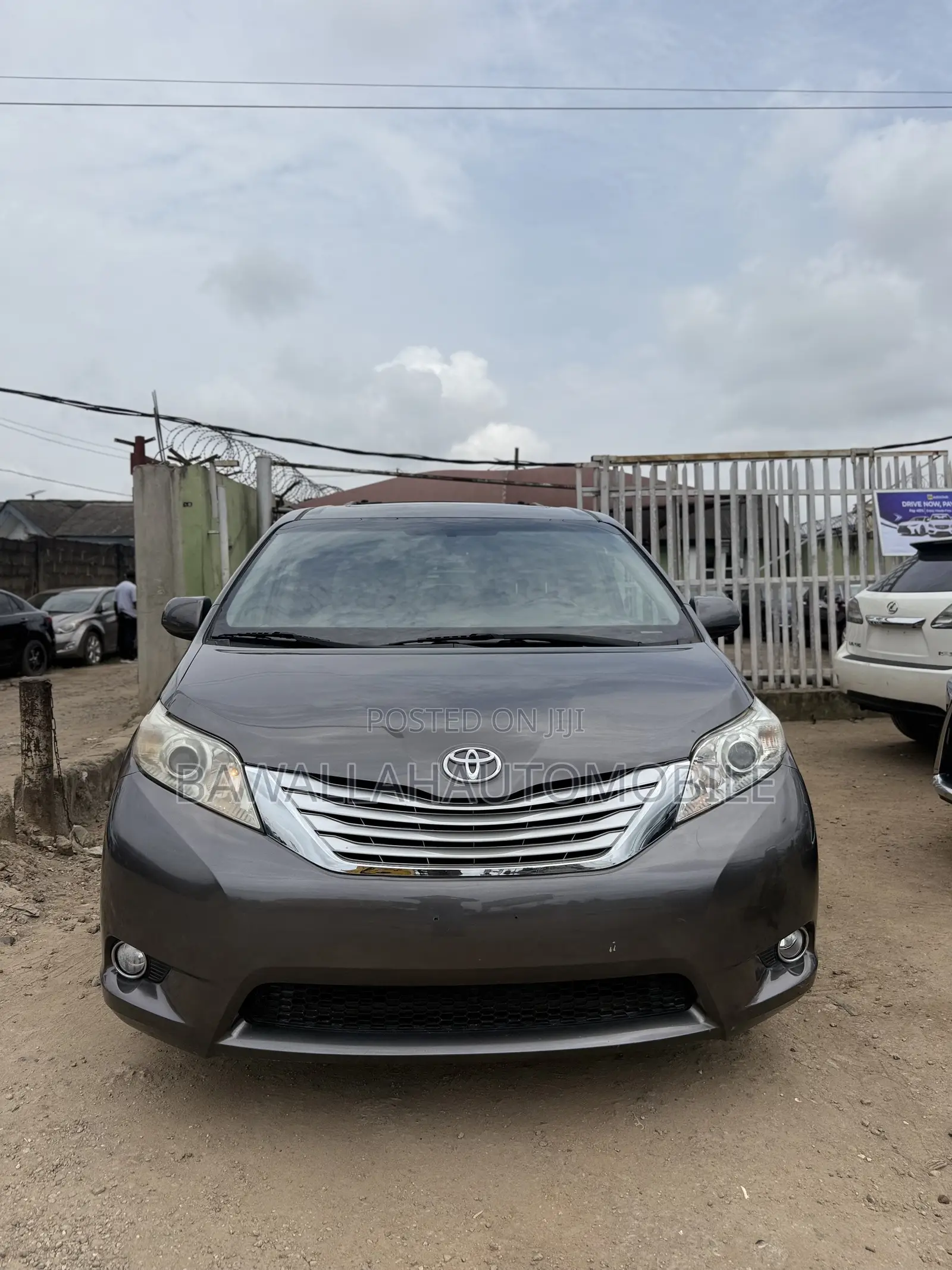 Toyota Sienna XLE Premium 8-Passenger 4dr Minivan (3.5L 6cyl 6A) 2015