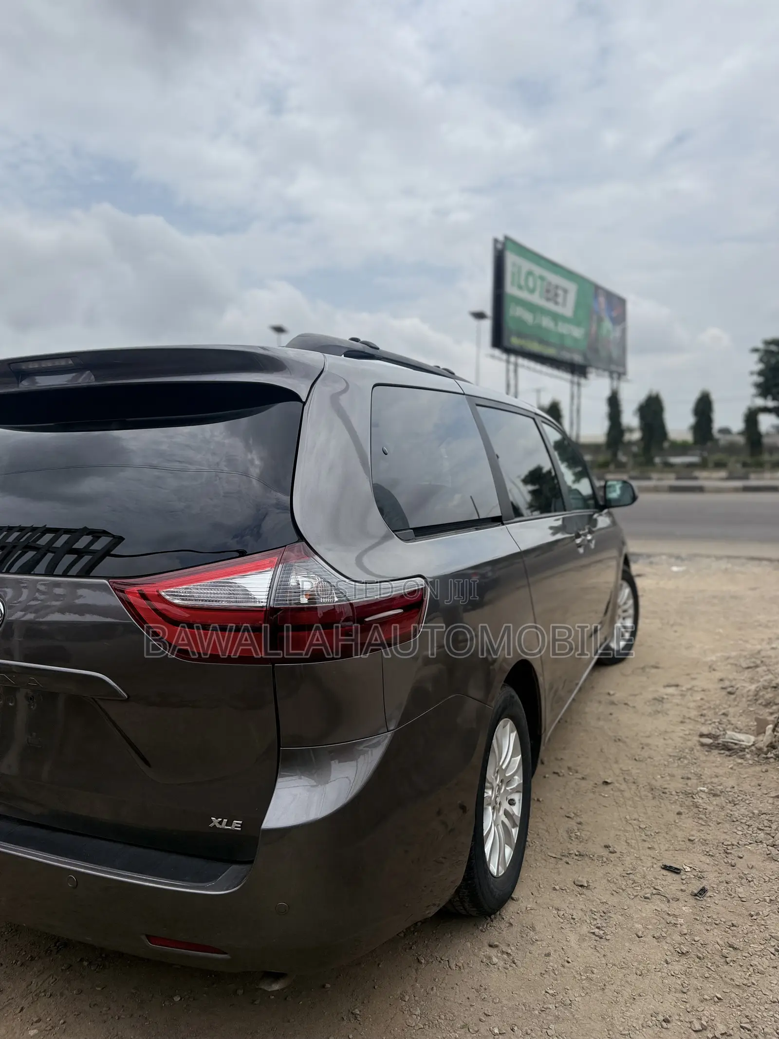 Toyota Sienna XLE Premium 8-Passenger 4dr Minivan (3.5L 6cyl 6A) 2015