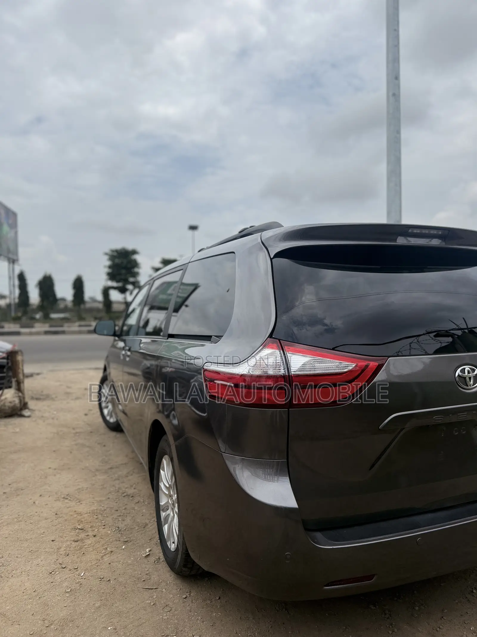 Toyota Sienna XLE Premium 8-Passenger 4dr Minivan (3.5L 6cyl 6A) 2015