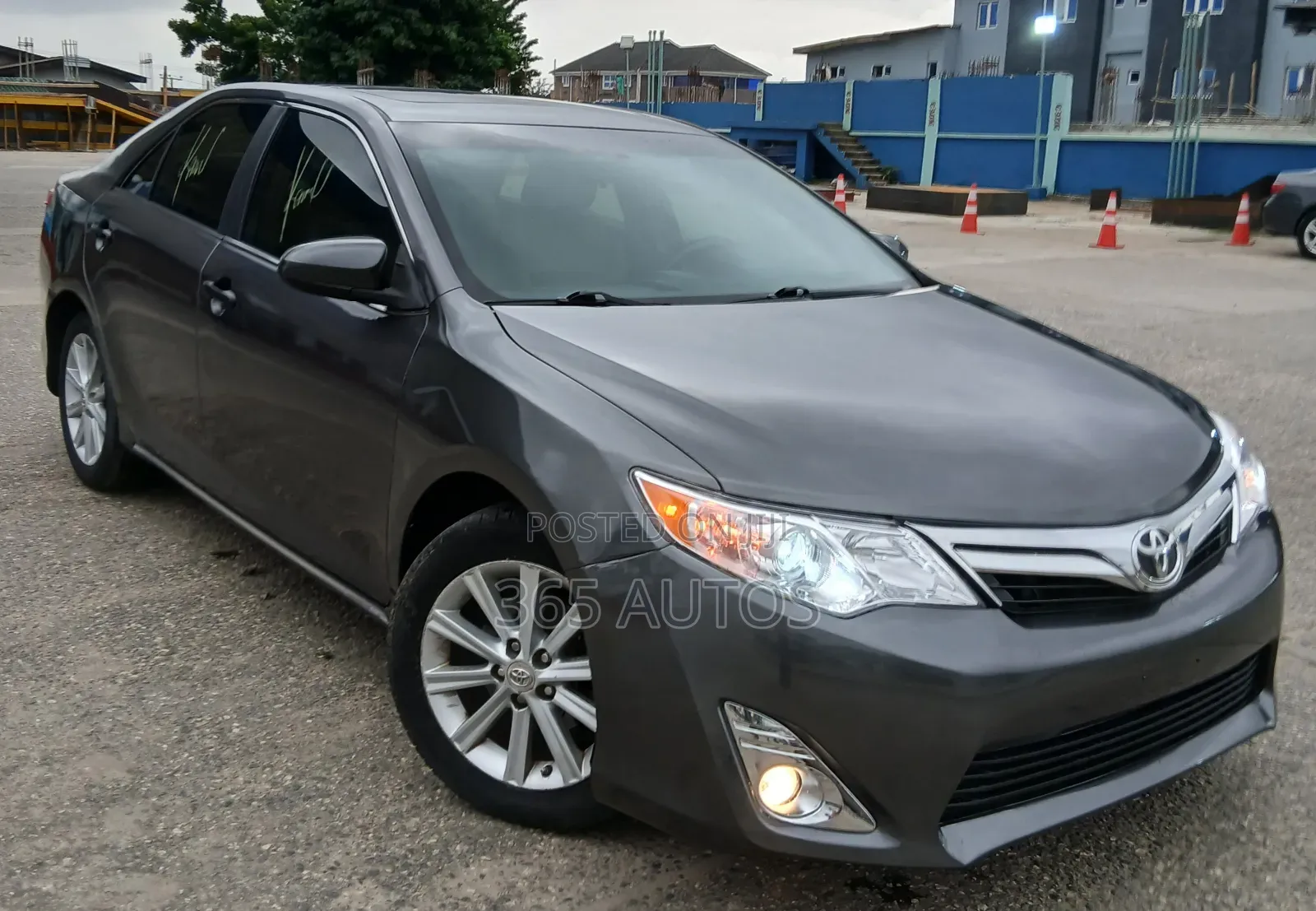 Toyota Camry XLE 4dr Sedan (2.5L 4cyl 6A) 2012 Gray