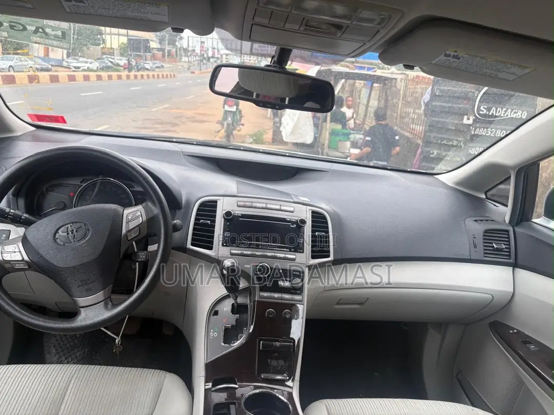 Toyota Venza LE 2011 Silver