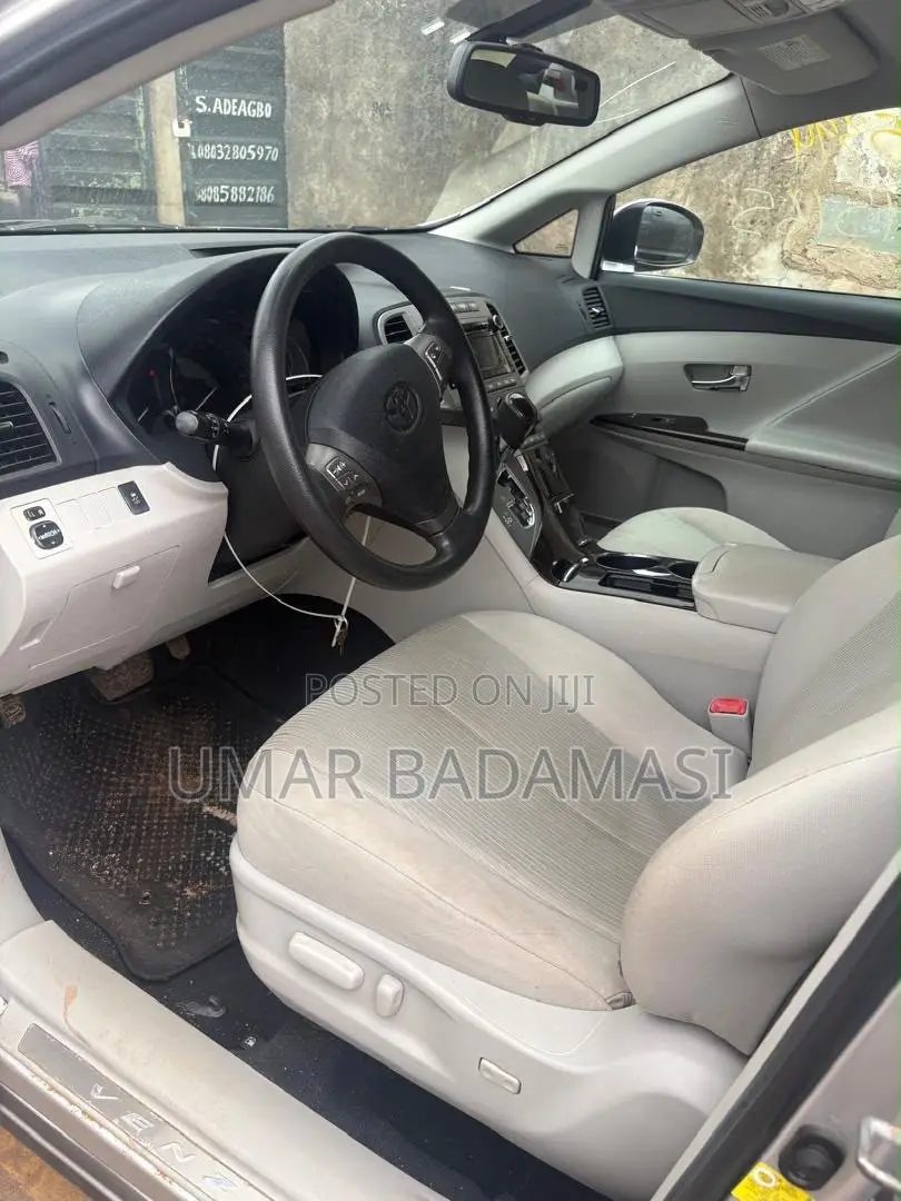 Toyota Venza LE 2011 Silver