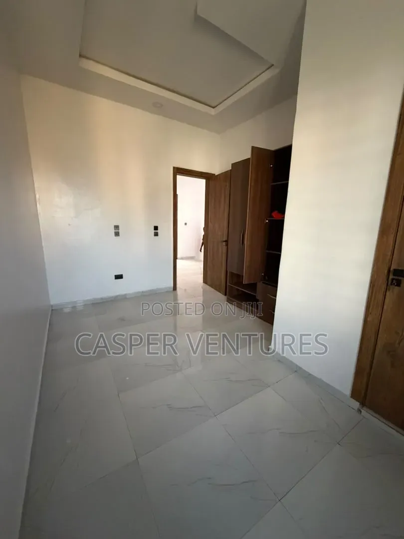 1bdrm Shared Apartment in New Road, Lekki Phase 2 for rent