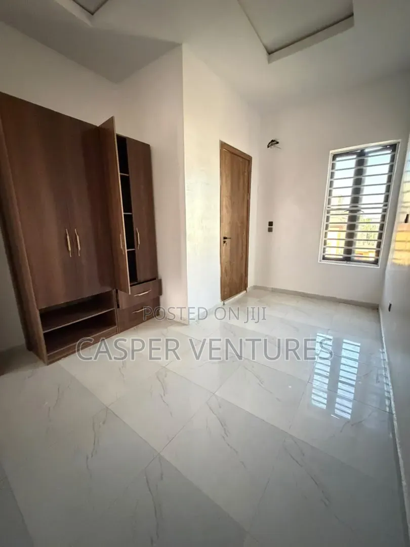 1bdrm Shared Apartment in New Road, Lekki Phase 2 for rent