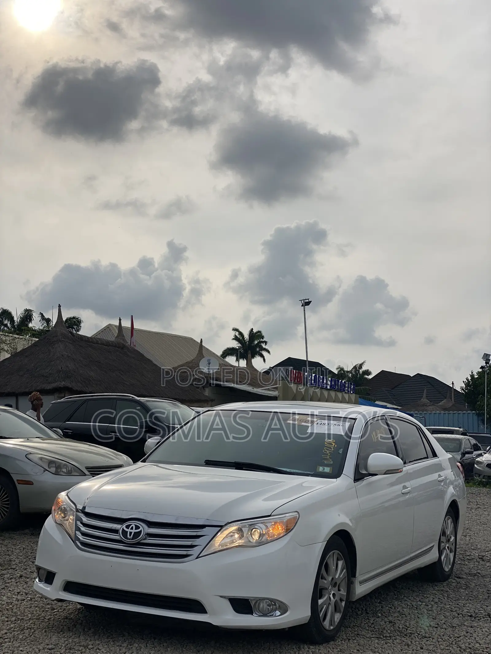 Toyota Avalon Limited Sedan FWD (3.5L 6cyl 6A) 2012 White