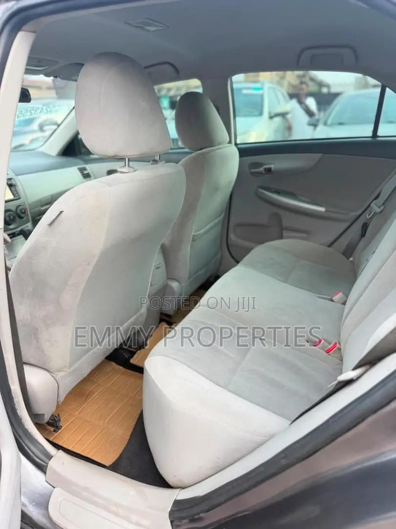 Toyota Corolla LE Special Edition 4dr Sedan (1.8L 4cyl 4A) 2013 Gray