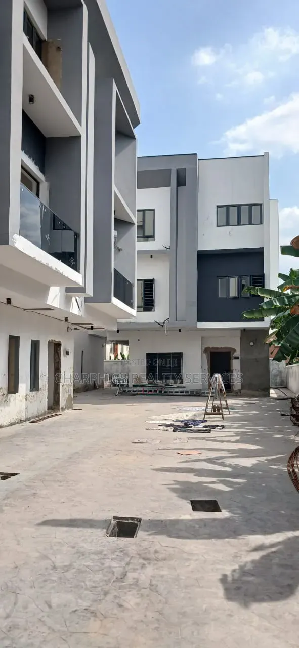 5bdrm Duplex in Alaka Estate for sale
