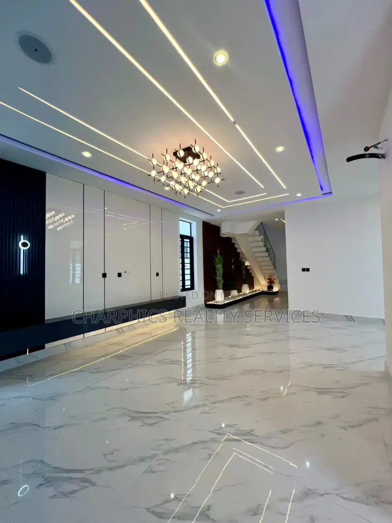5bdrm Duplex in Chevron for sale