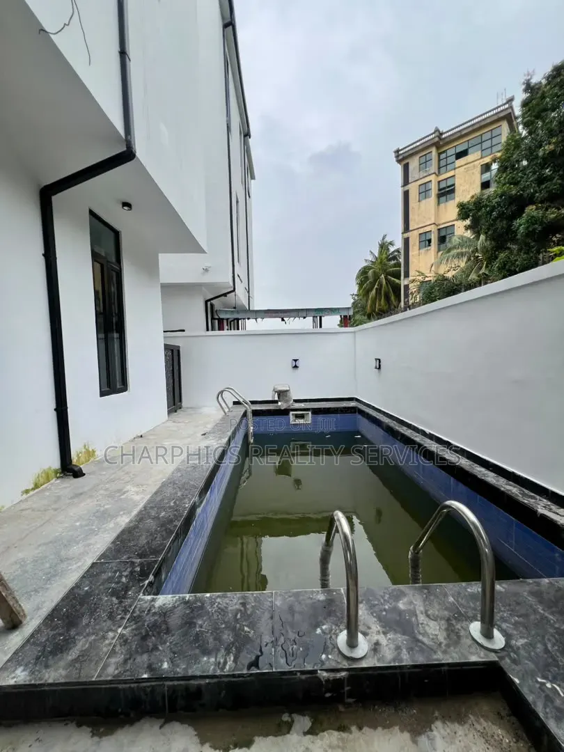 5bdrm Duplex in Chevron for sale