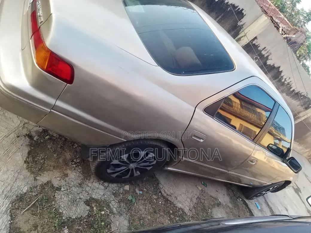 Toyota Camry Automatic 1999 Gold