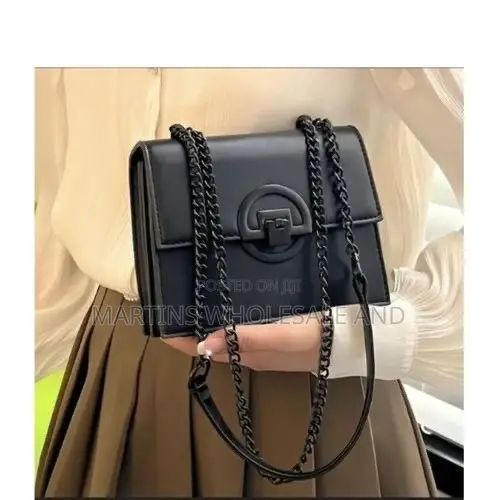 Stylish Black Mini Square Flap Shoulder Bag Featuring a Distinctive