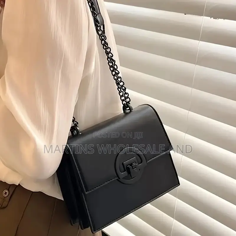 Stylish Black Mini Square Flap Shoulder Bag Featuring a Distinctive