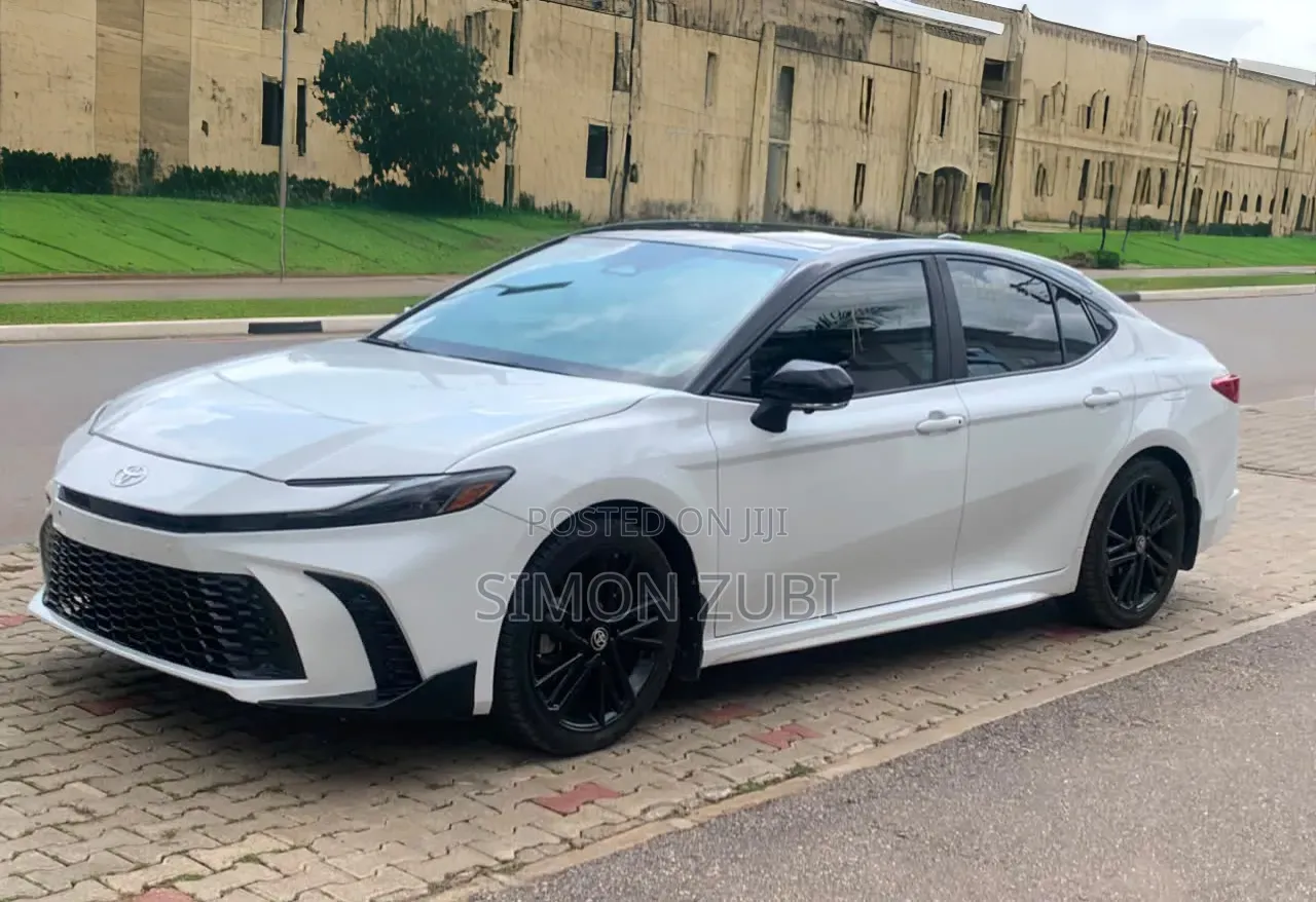 Toyota Camry XLE 2025 White