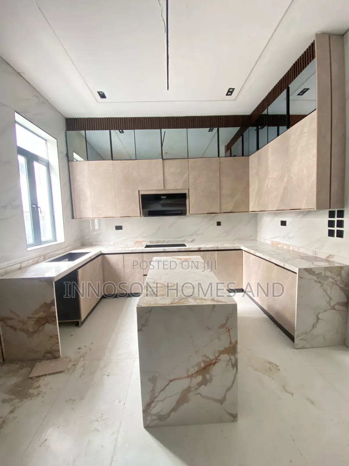 5bdrm House in Lekki Phase 2 for sale