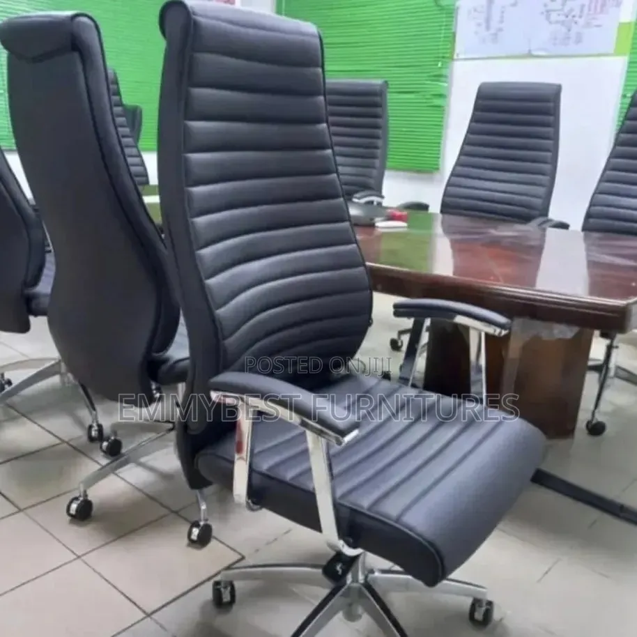 Executive Swivel Leather Office Chair.