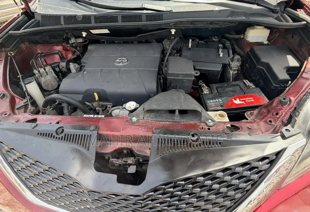 Toyota Sienna SE 8 Passenger (3.5L 6cyl 8A) 2017 Red