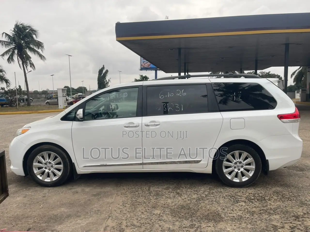 Toyota Sienna Limited AWD 7-Passenger 2013 White
