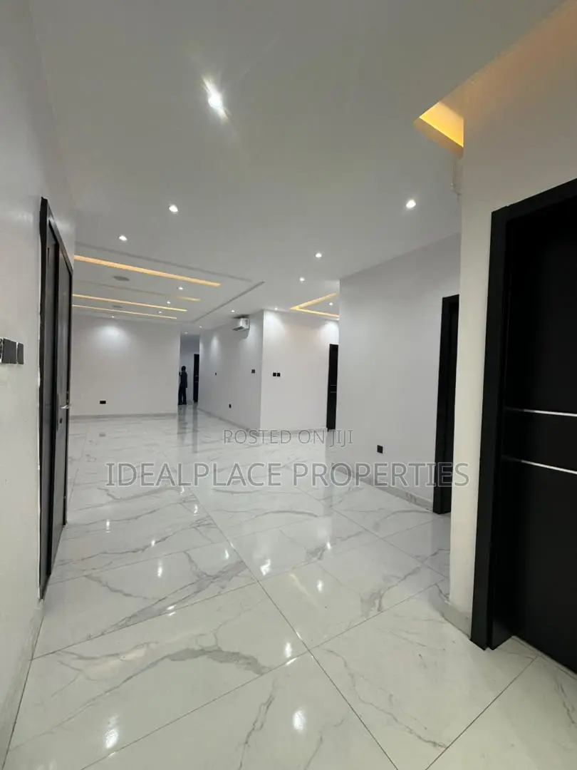 2bdrm Apartment in Lekki Phase 1 for sale